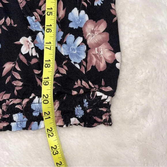 American Eagle Crepe Black Floral Print Wrap Front Bell Sleeve Top Small Women’s - Picture 8 of 11